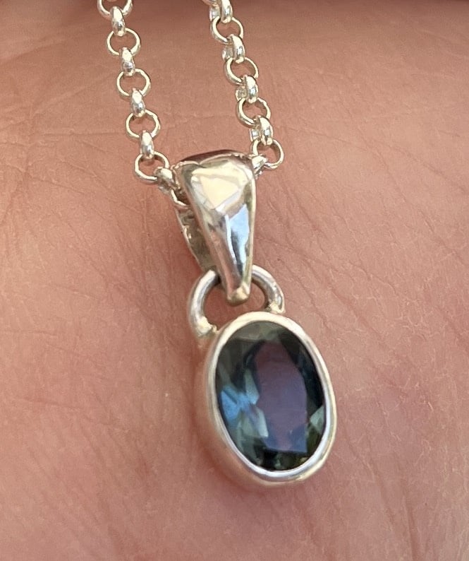 Blue sapphire pendant