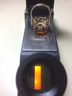 Welke edelstenen zitten er in deze ring?