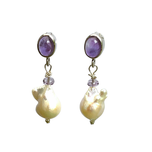 Witte parel oorbellen, amethist cabochon