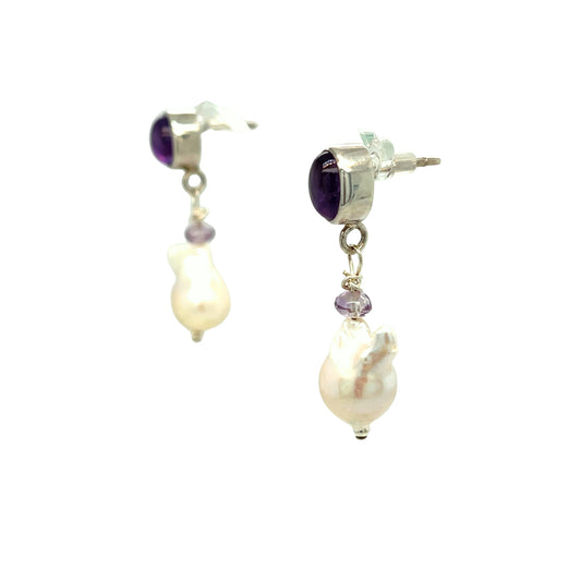 Witte parel oorbellen, amethist cabochon