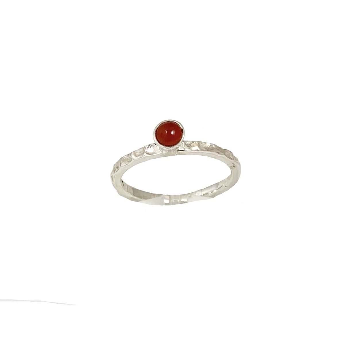 Zilveren carneool ring – gehamerd & handgemaakt