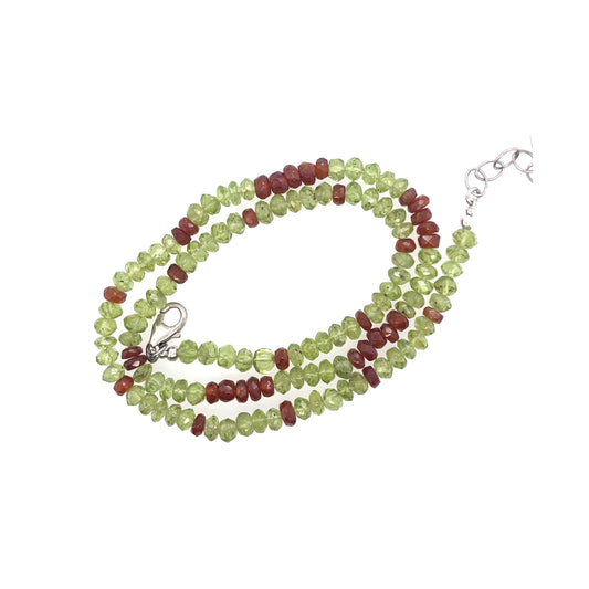Peridot en hessoniet ketting