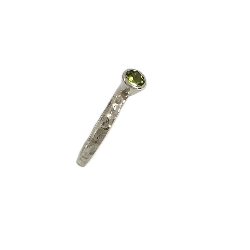 Ring peridot, hammered