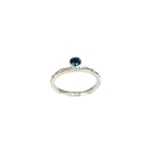 Ring London Blue Topas, gehämmert