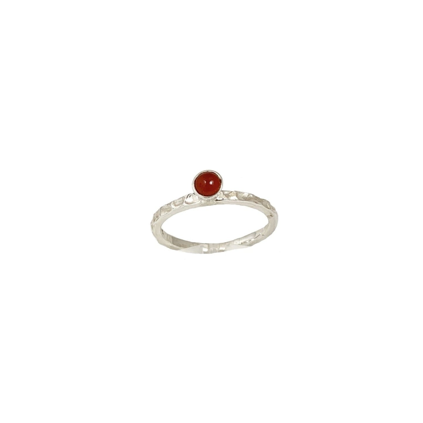 Zilveren carneool ring – gehamerd & handgemaakt