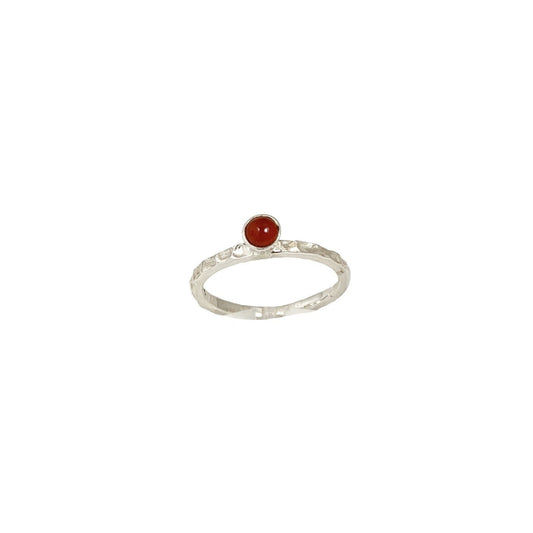Zilveren carneool ring – gehamerd & handgemaakt