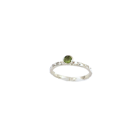 Ring peridot, gehamerd