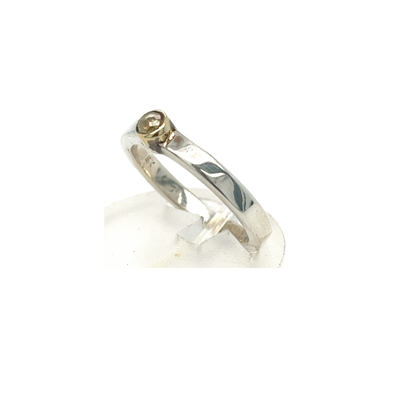 Ring roos geslepen diamant