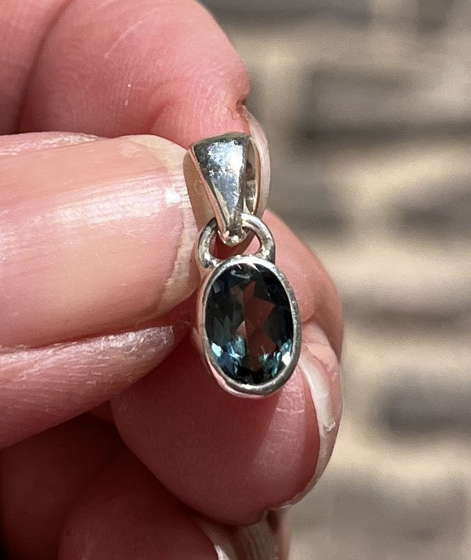 Blue sapphire pendant