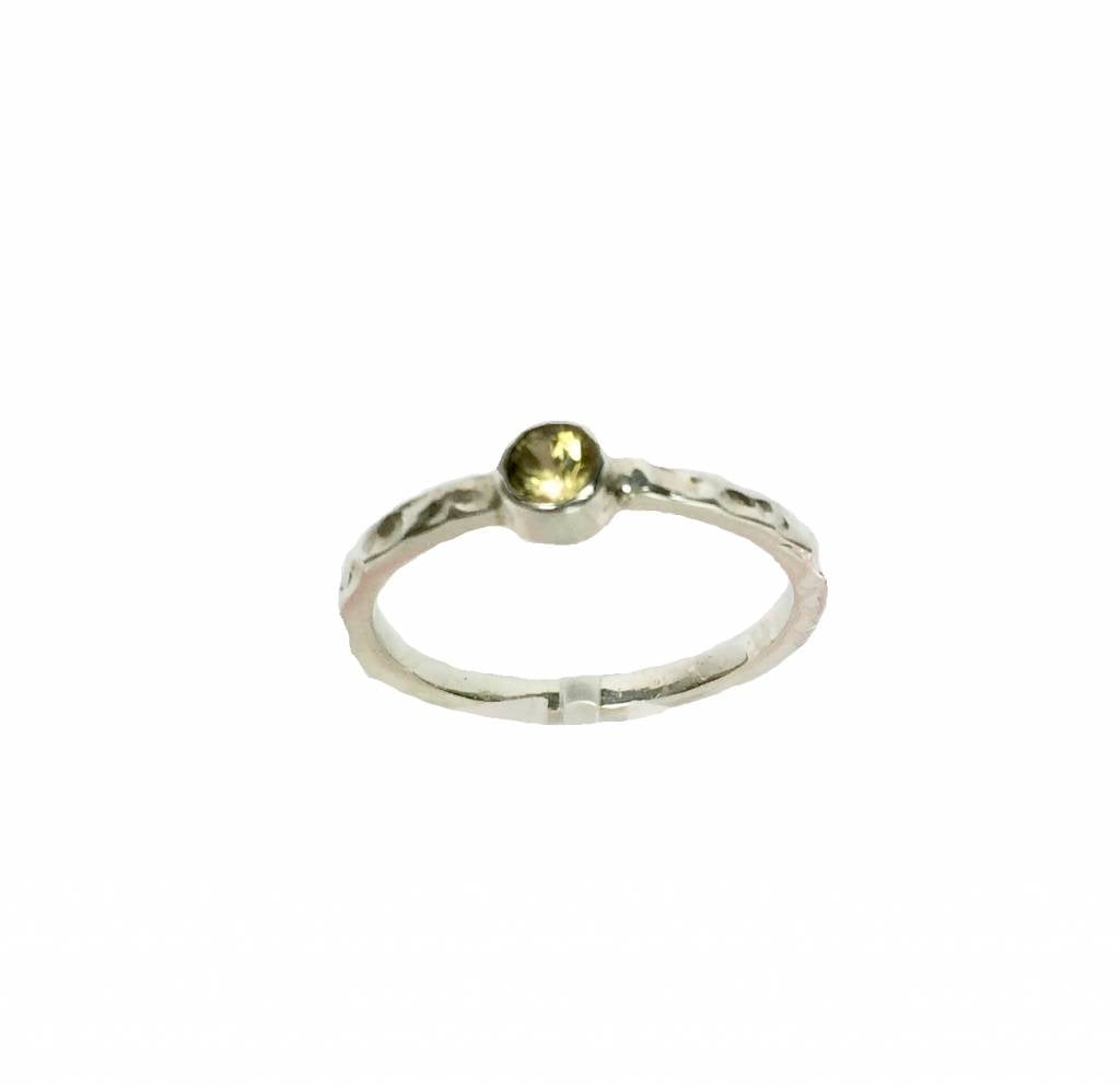 Ring yellow sapphire