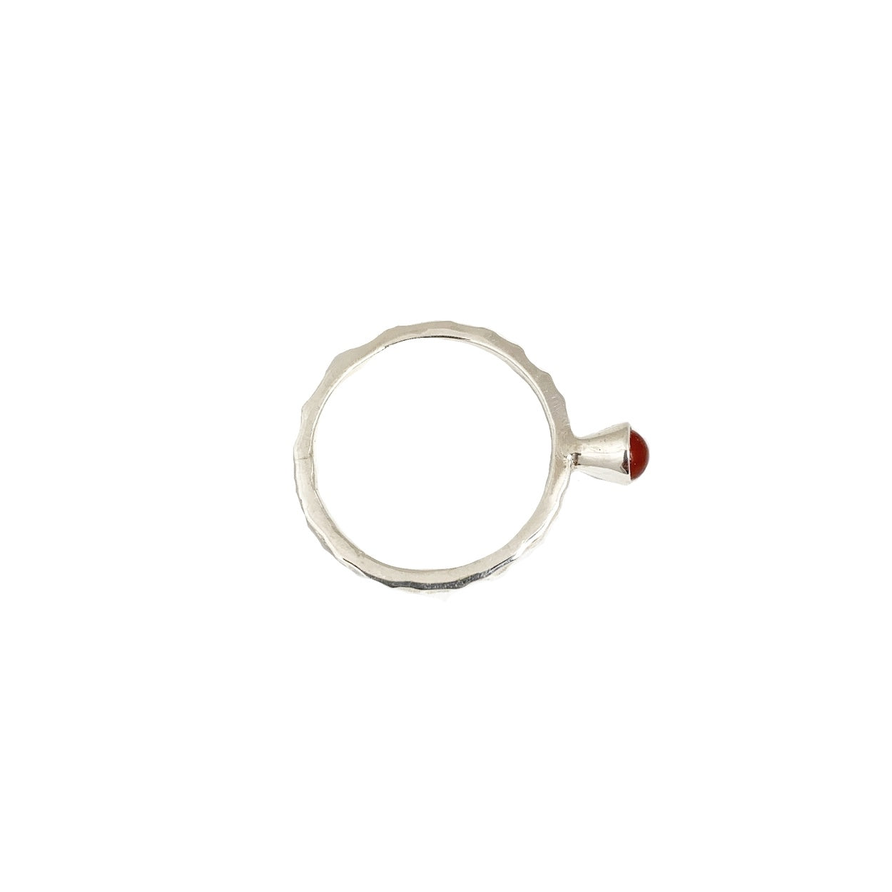 Zilveren carneool ring – gehamerd & handgemaakt