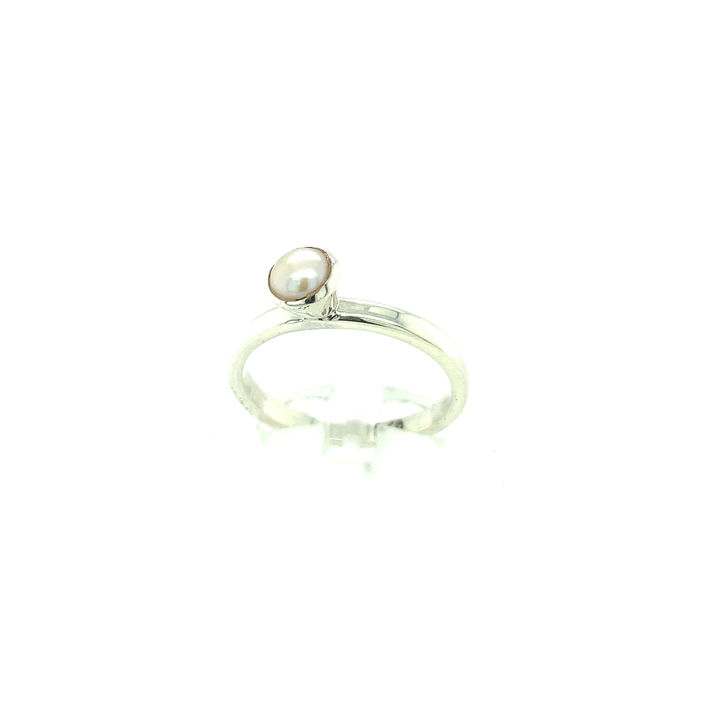 Silver pearl ring – sleek & timeless